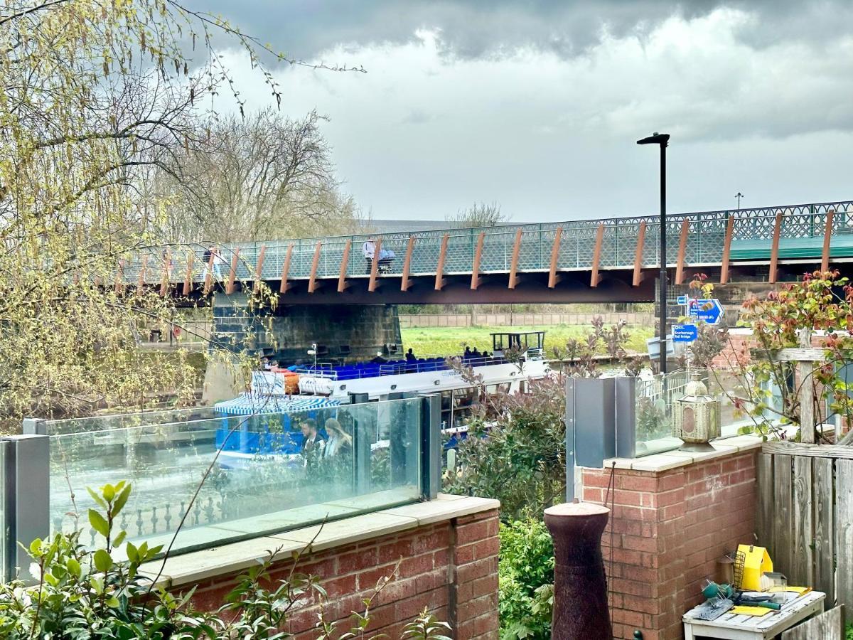 Riverside House - With Parking Holiday home *