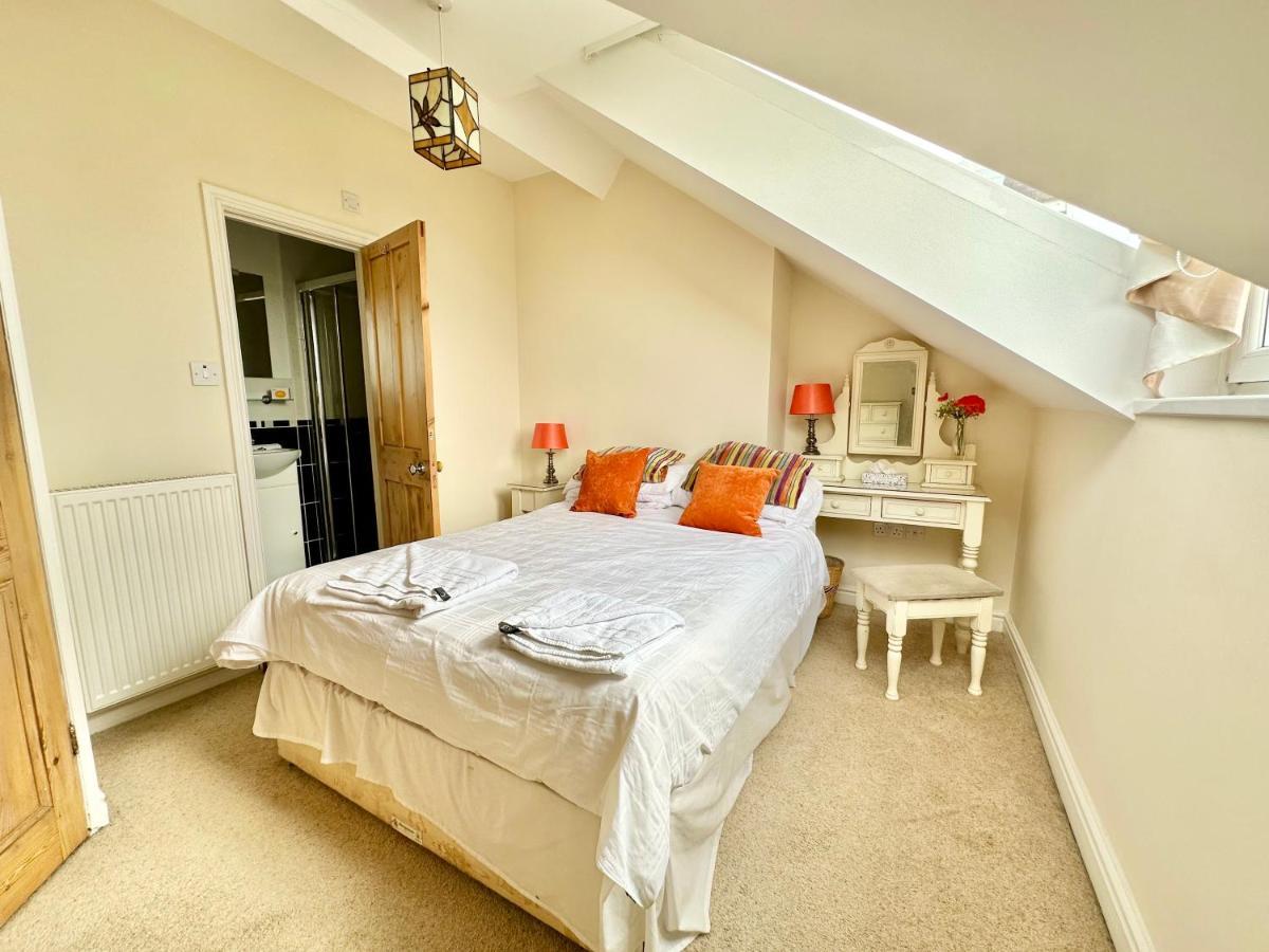 Riverside House - With Parking Holiday home York