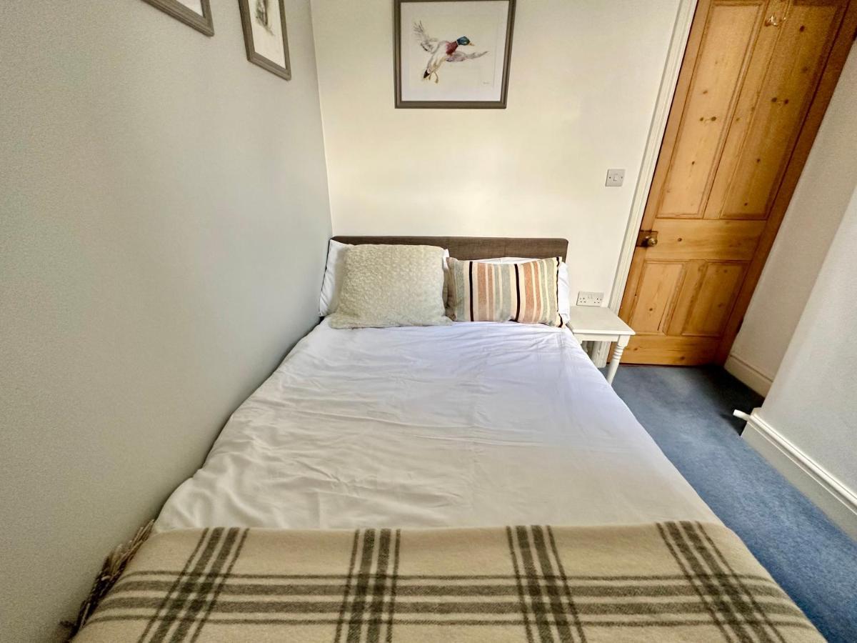 Riverside House - With Parking Holiday home *