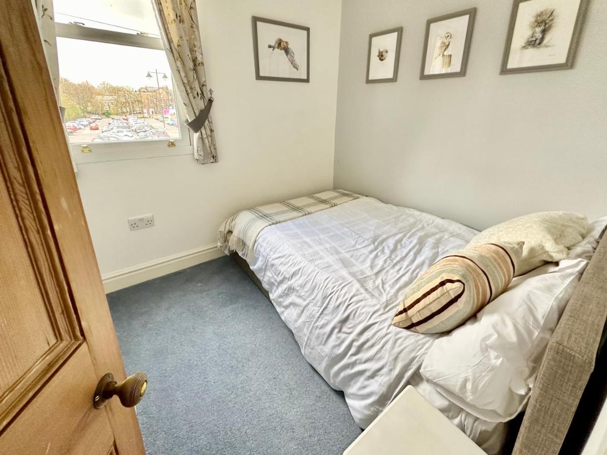 Riverside House - With Parking Holiday home York